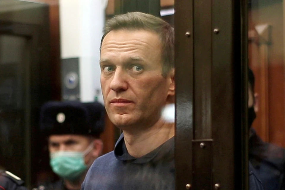 Похоже, что Навальный принял правила поведения в колонии и явно болеет за свой отряд