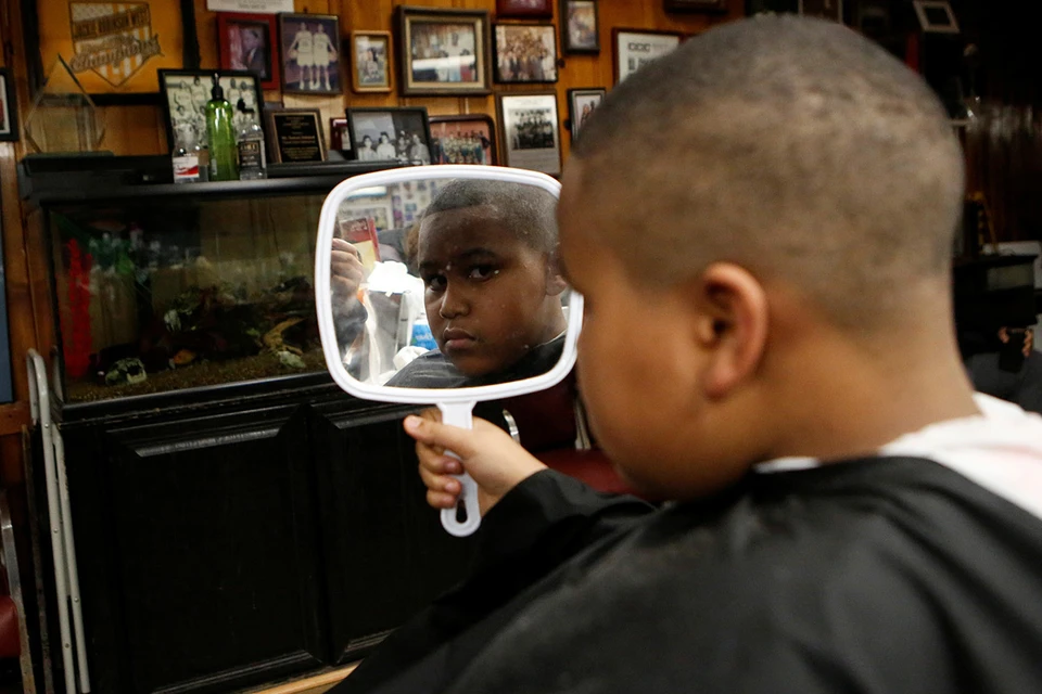 Мальчик в одной из парикмахерских города Эванстона, власти которого решились на выплаты чернокожим.