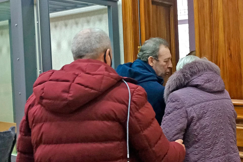 Алесей Балакирев прощается с матерью после оглашения ему приговора 15 лет колонии строгого режима.