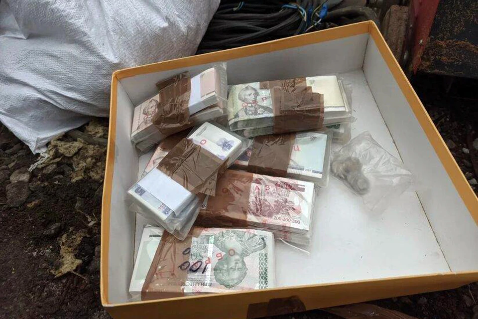 Во время разбора одного из самостроев на западе столицы рабочие наткнулись на пачки фальшивых денег