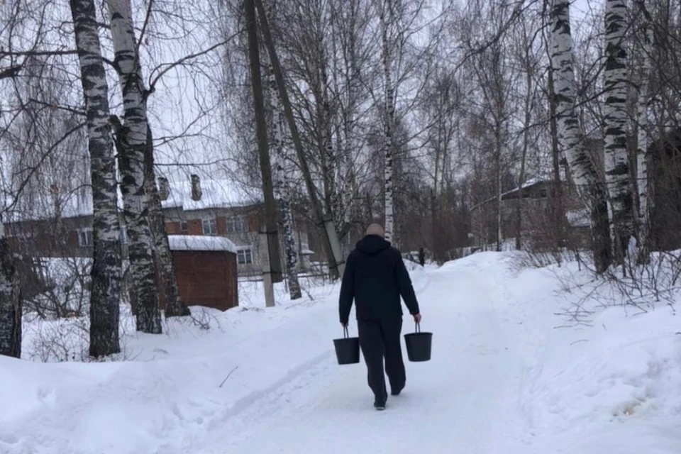 Местные жители вынуждены ходить к колонке, чтобы набрать воды для бытовых нужд. Фото: onf.ru