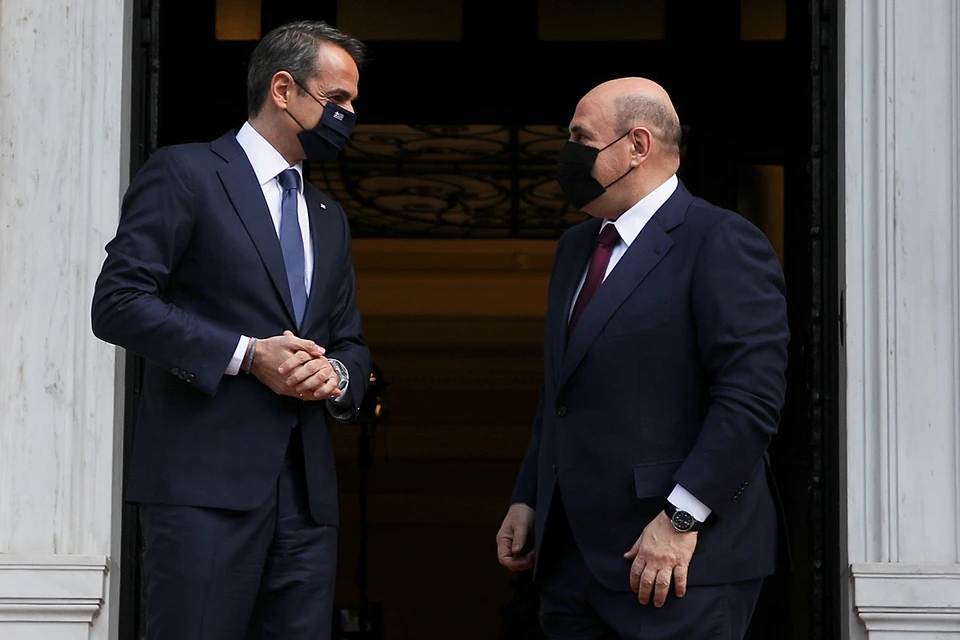 Черная маска закрывала лицо премьера не только на переговорах с его греческим коллегой Кириакосом Мицотакисом, но даже во время их совместного фотографирования