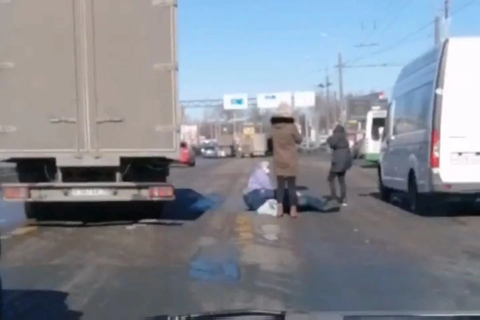 Сбила толпу людей. Сбили человека на Тутаевском.