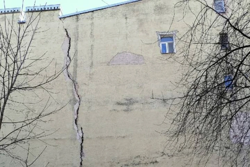 Гигантская трещина появилась на историческом доме в центре Петербурга