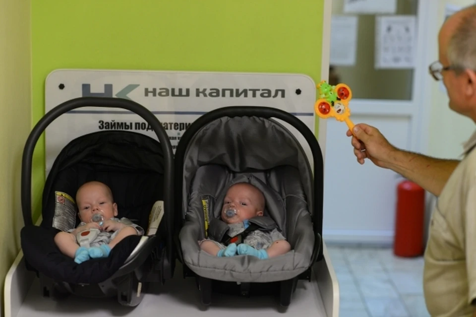 За сутки в Омске родились две пары близнецов.