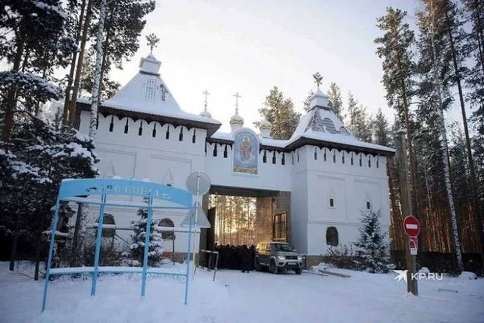Главный вход в Среднеуральский женский монастырь.