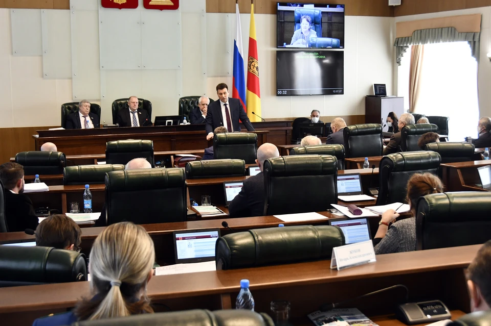 На заседании парламента региона. Фото: ЗСТО