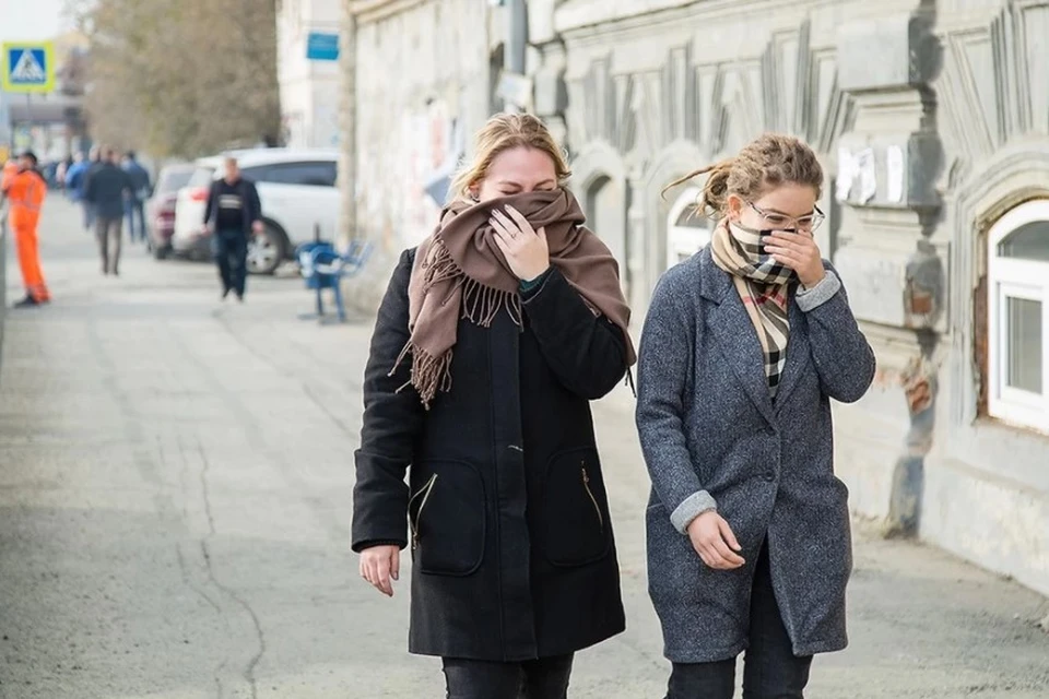 Людям рекомендуют ограничить прогулки на улице.