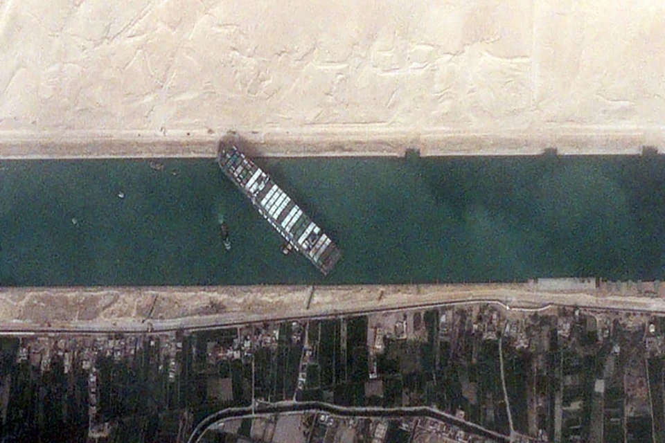 Японский контейнеровоз Ever Given сел на мель в Суэцком канале, перегородив ключевую мировую транспортную артерию
