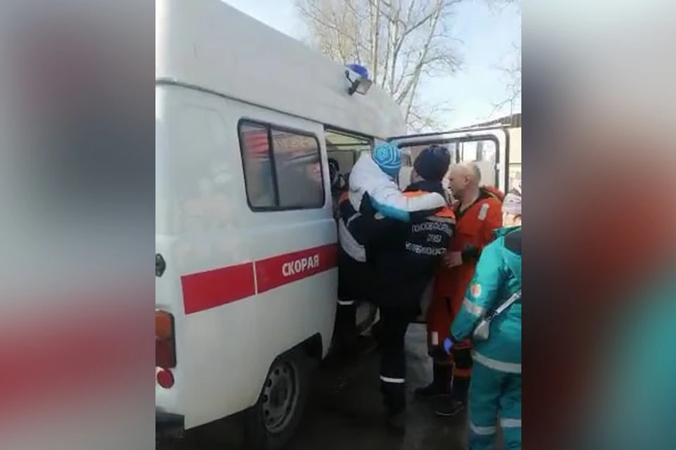 Женщина шла по натоптанной тропинке через реку Ай, не обращая внимания на предупреждающие об опасности баннеры. Фото: Поисково-спасательная служба Челябинской области