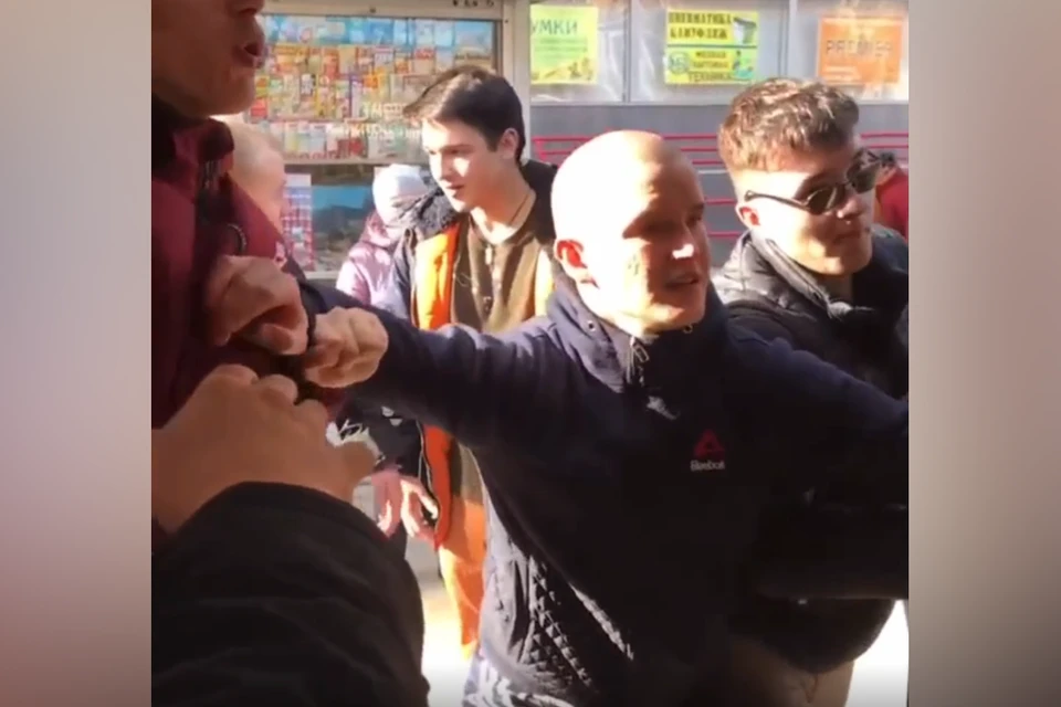 В Твери в автобусе молодые люди устроили драку и разбили стекло. Фото: принтскрин видео из группы в ВК/News 69.