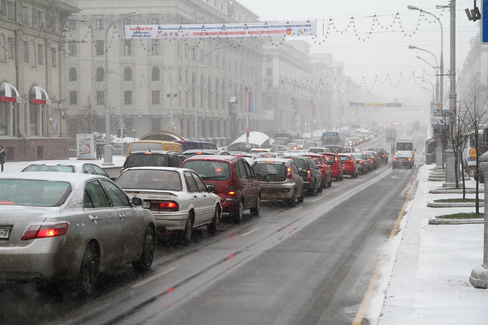 Весь день на улице идет снег.