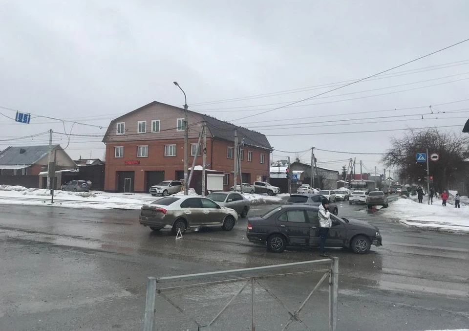 В Ленинском районе Новосибирска столкнулись две иномарки. Фото: Госавтоинспекция по Новосибирску