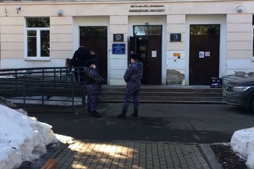 ЧП произошло на крыльце юридического факультета. Фото: Скриншот из видео