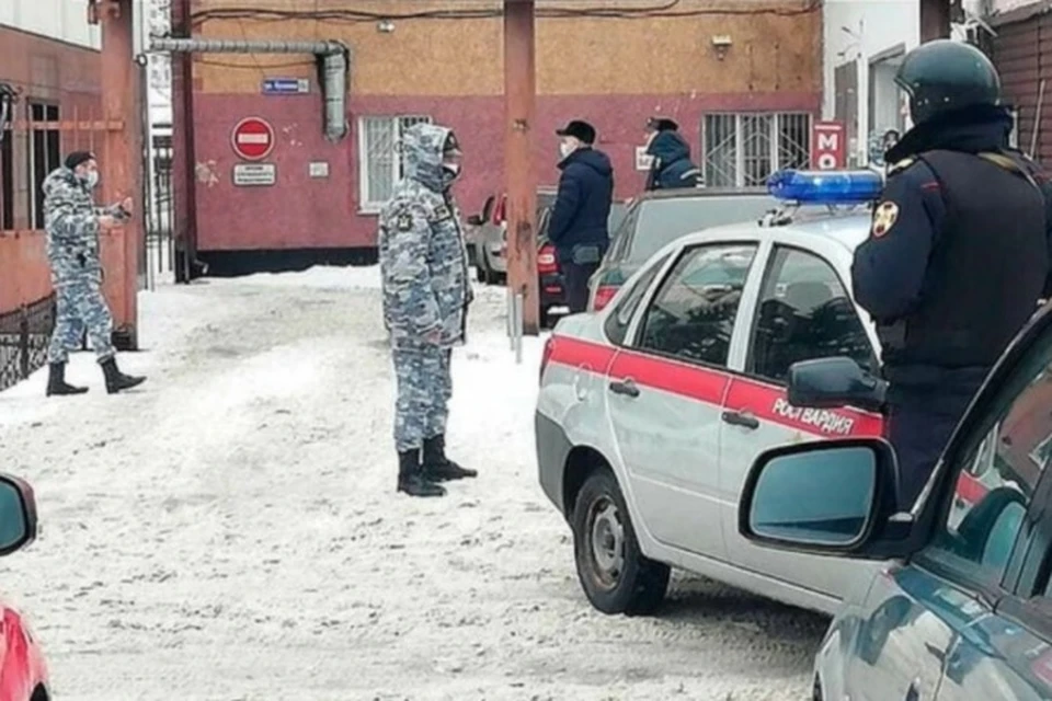 На месте работает полиция.