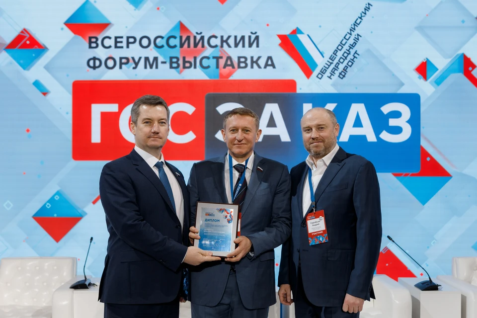 Депутат Государственной Думы РФ от Пермского края Дмитрий Скриванов, организаторы и Гетта Антон Александрович заместитель председателя оргкомитета. Фото: пресс-служба Форума-выставки "ГОСЗАКАЗ"