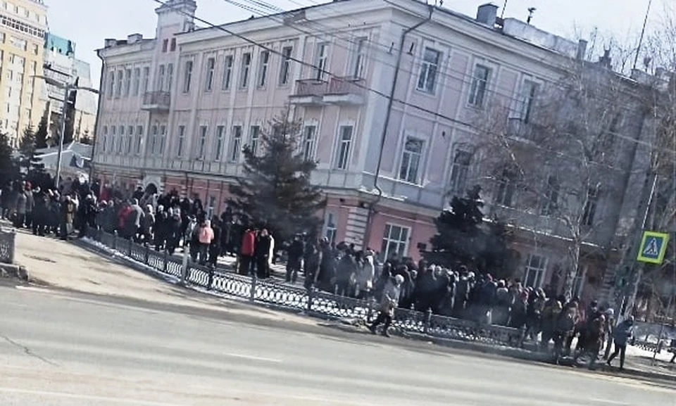 У здания мэрии образовалась огромная толпа из эвакуированных сотрудников.