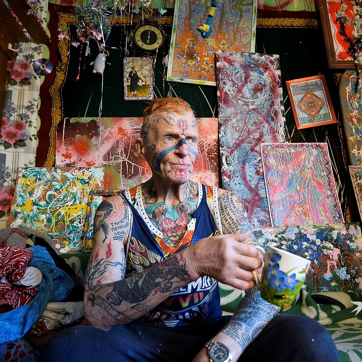 Кто этот мощный старик?»: 74-летний художник из Екатеринбурга покрыл все  тело татуировками - KP.RU