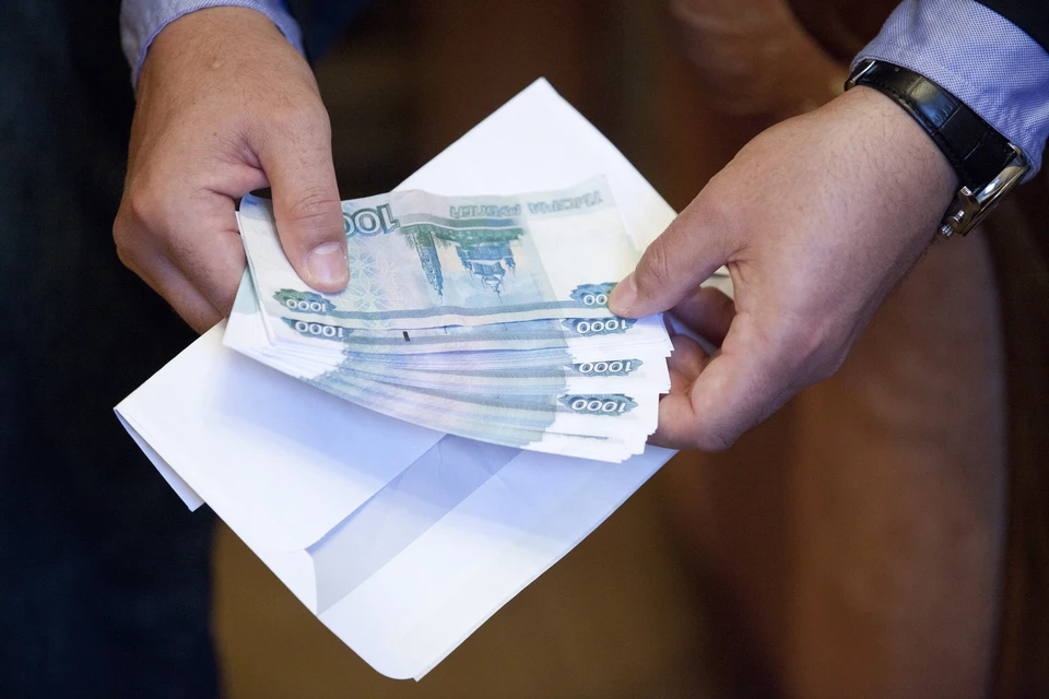 Житель Екатеринбурга пытался вручить взятку в размере 16 тыс. рублей