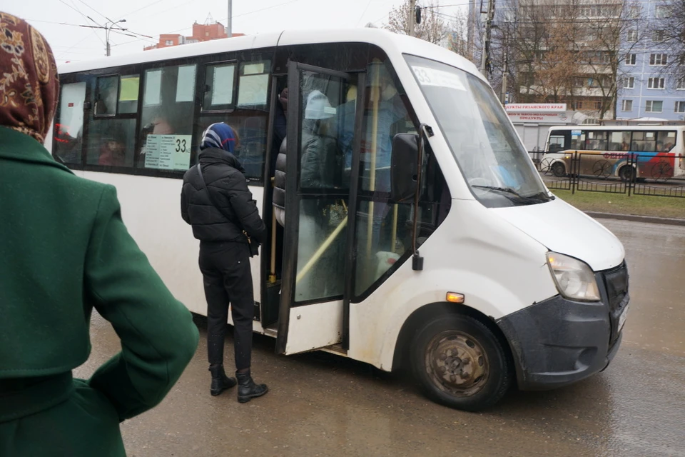 В Дашково-Песочне и Кальном, как и в других спальных микрорайонах, утром не у всех получается втиснуться в нужную маршрутку.