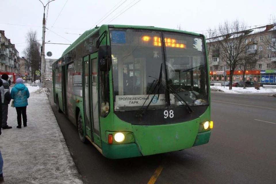 Теперь в городских троллейбусах можно расплачиваться банковской картой