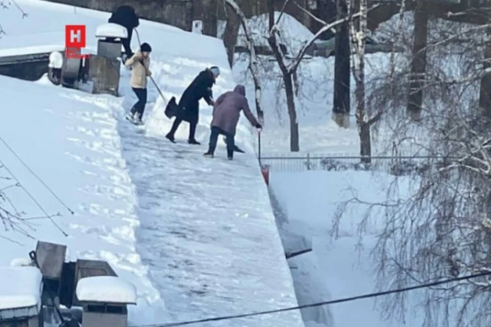 Прокуратура Новокузнецка провела проверку по факту уборки воспитателями снега с крыши. Фото: novokuznetsk.ru