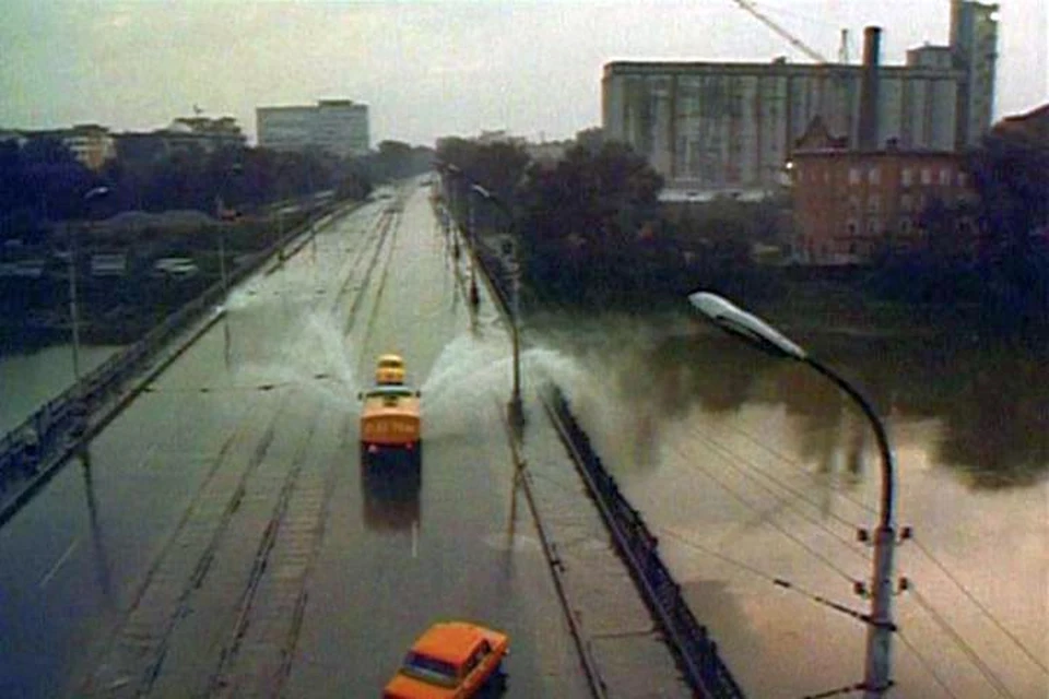 Таким Макаровский мост был в 1992 году. Фото: кадр из фильма «Патриотическая комедия», (реж. Владимир Хотиненко)