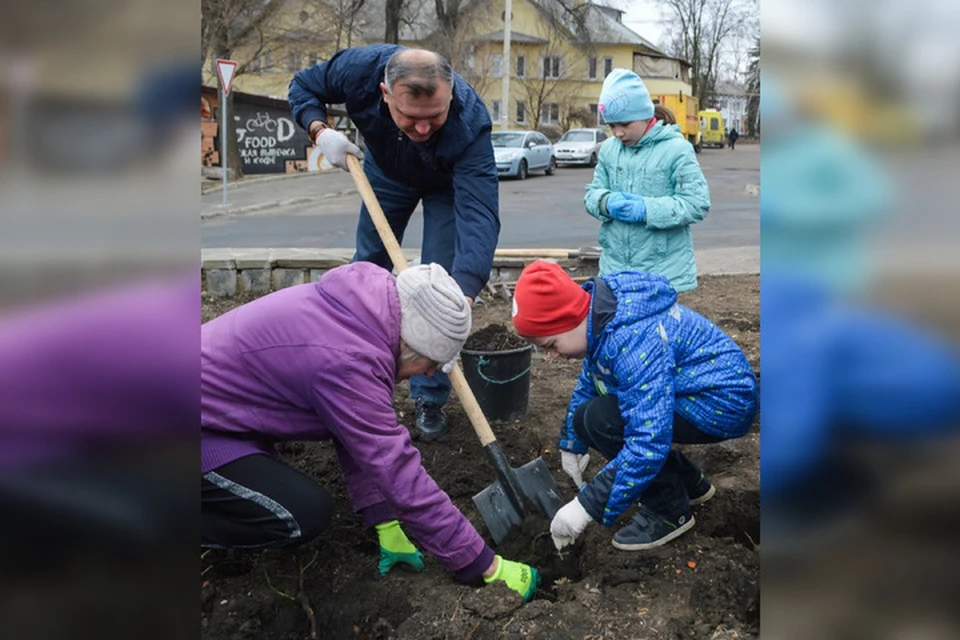 Вместе с горожанами трудился и мэр столицы Алексей Кулемзин. Фото: @kulemzin_donetsk