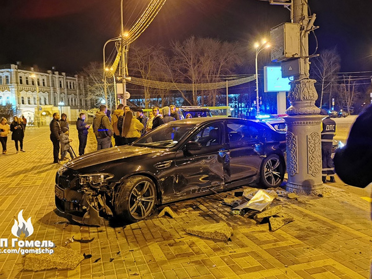 В центре Гомеля дрифтер на BMW пробил ограду и вылетел на тротуар - KP.RU