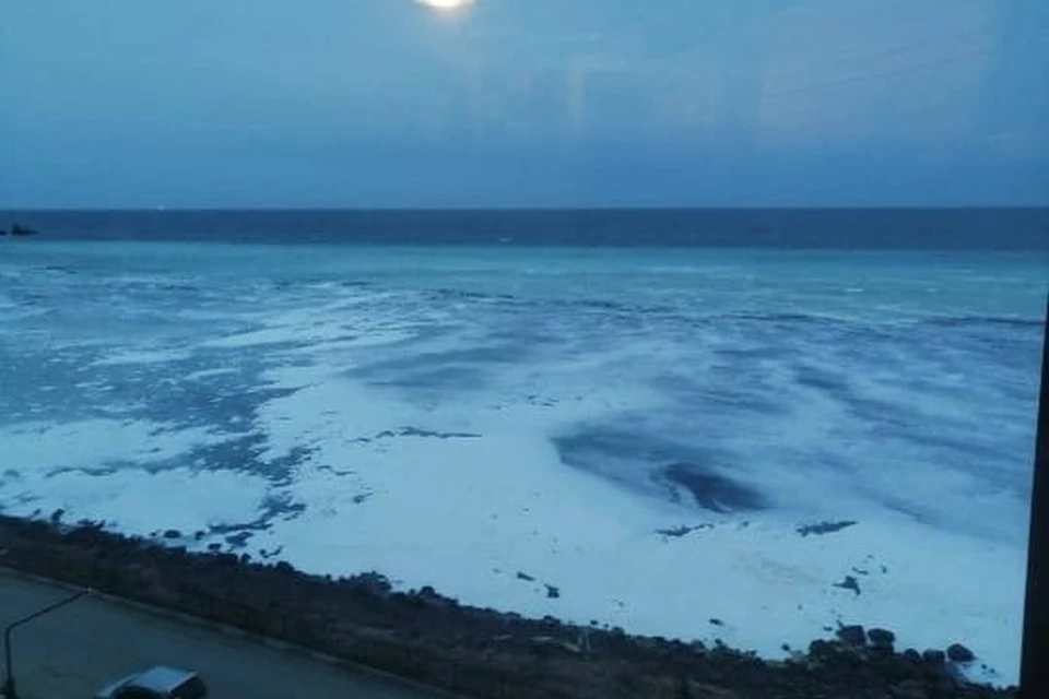 Море на юго-западном побережье превратилось в «молоко». Фото: Instagram-аккаунт @rybalkasakhalin