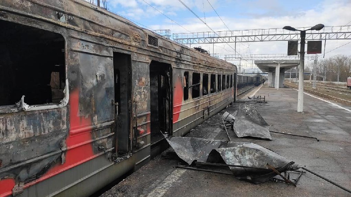 Попавший на видео пожар в электричке в Малоярославце начался в кабине  машиниста - KP.RU