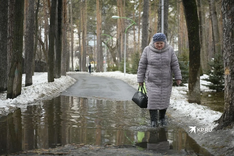 В парке не продумано водоотведение и вода скапливается на тротуарах и площадках для спорта