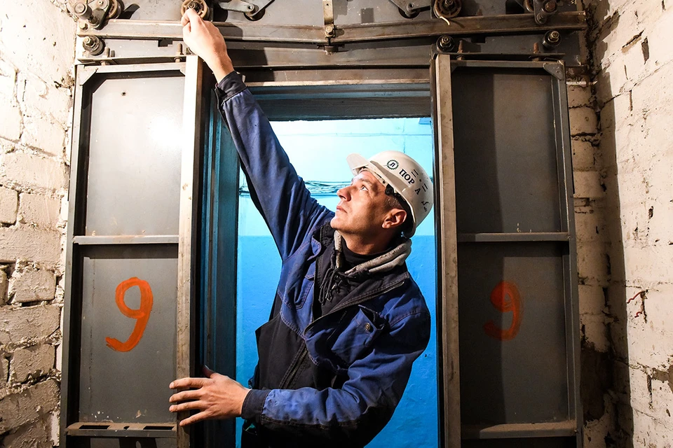 Во время ремонта лифтового оборудования в рамках капитального ремонта многоквартирного дома. Фото: Евгений Епанчинцев/ТАСС
