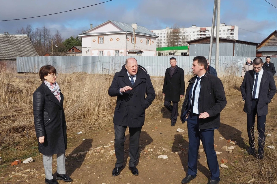 Перед отчётом главы района Сергей Голубев осмотрел площадку под будущее мини-футбольное поле с искусственным покрытием. Фото: ЗСТО