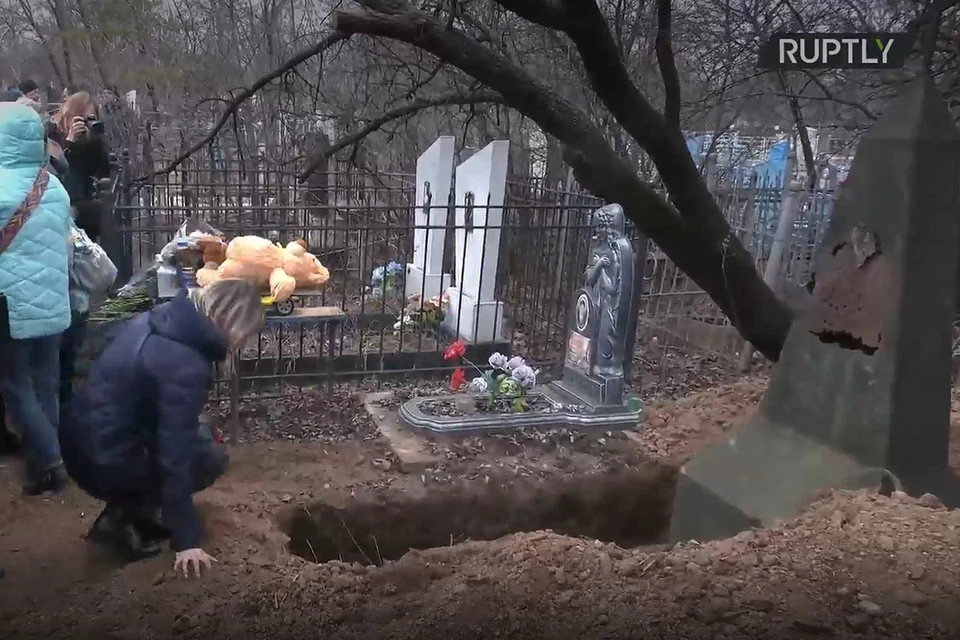 В ДНР похоронили мальчика, предположительно погибшего при взрыве боеприпаса. Фото: RUPTLY
