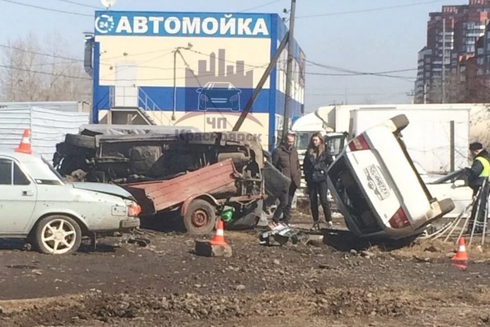 В Красноярске иномарка с прицепом на огромной скорости смяла три автомобиля. Фото: ЧП Красноярск