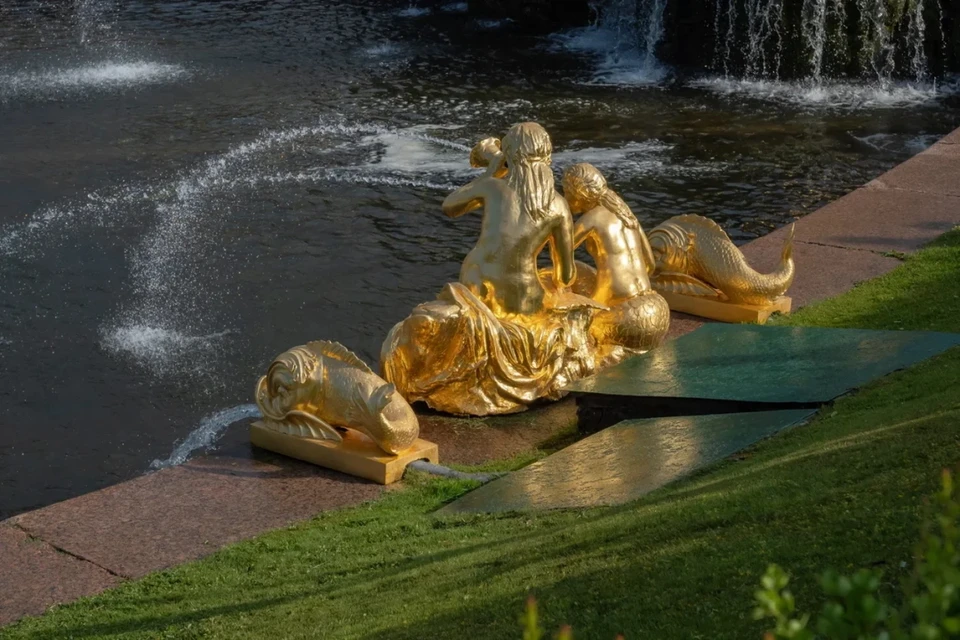 В "Петергофе" включили фонтаны, расположенные в Нижнем парке.