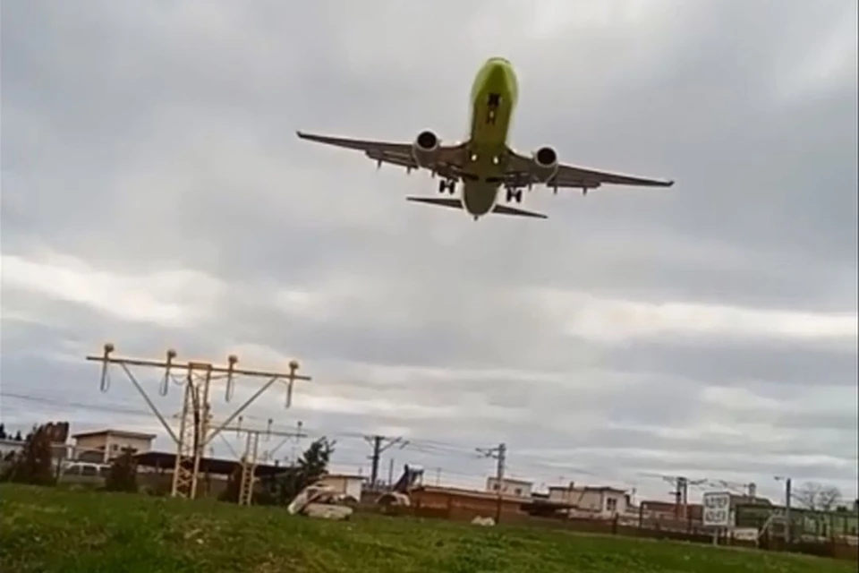 Самолету пришлось пойти на второй круг перед посадкой. Фото: Кадр из видео