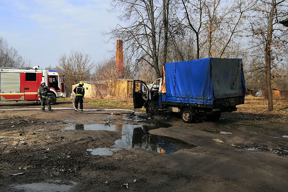 Горящий автомобиль потушили спасатели Фото: vk.com/vktver