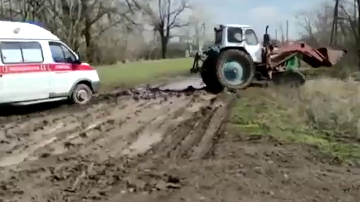 Извините, но помощь не приедет»: в Ростовской области пациент скончался  из-за застрявшей в грязи «cкорой» - KP.RU