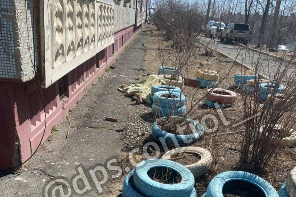 Житель Владивостока выпал из окна четвертого этажа дома на улице Нейбута во Владивостоке утром 8 апреля. Фото: instagram.com/dps.control_