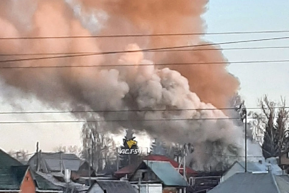В Новосибирске на пожаре в частном доме спаслась семья с двумя детьми. Фото: "АСТ - 54".
