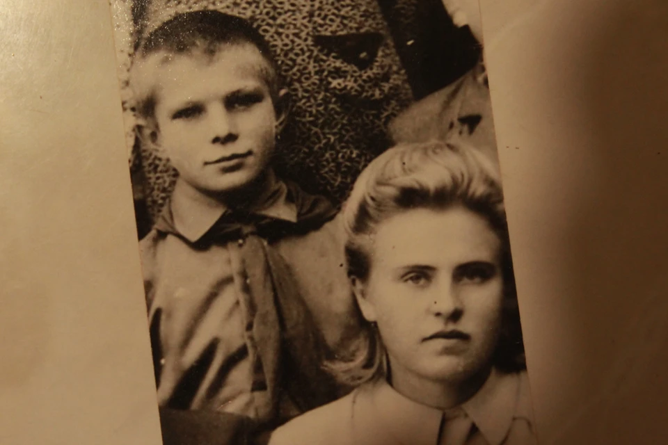 Маленький Юра Гагарин и его первая учительница Нина Кондратенкова