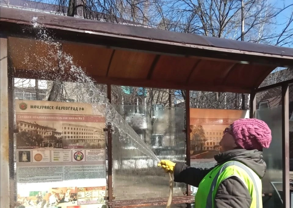 На данный момент рабочие помыли более 30 остановок из 100 имеющихся