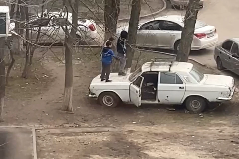 В Ростове подростки пытались разнести припаркованный автомобиль. Фото: "Это Ростов"