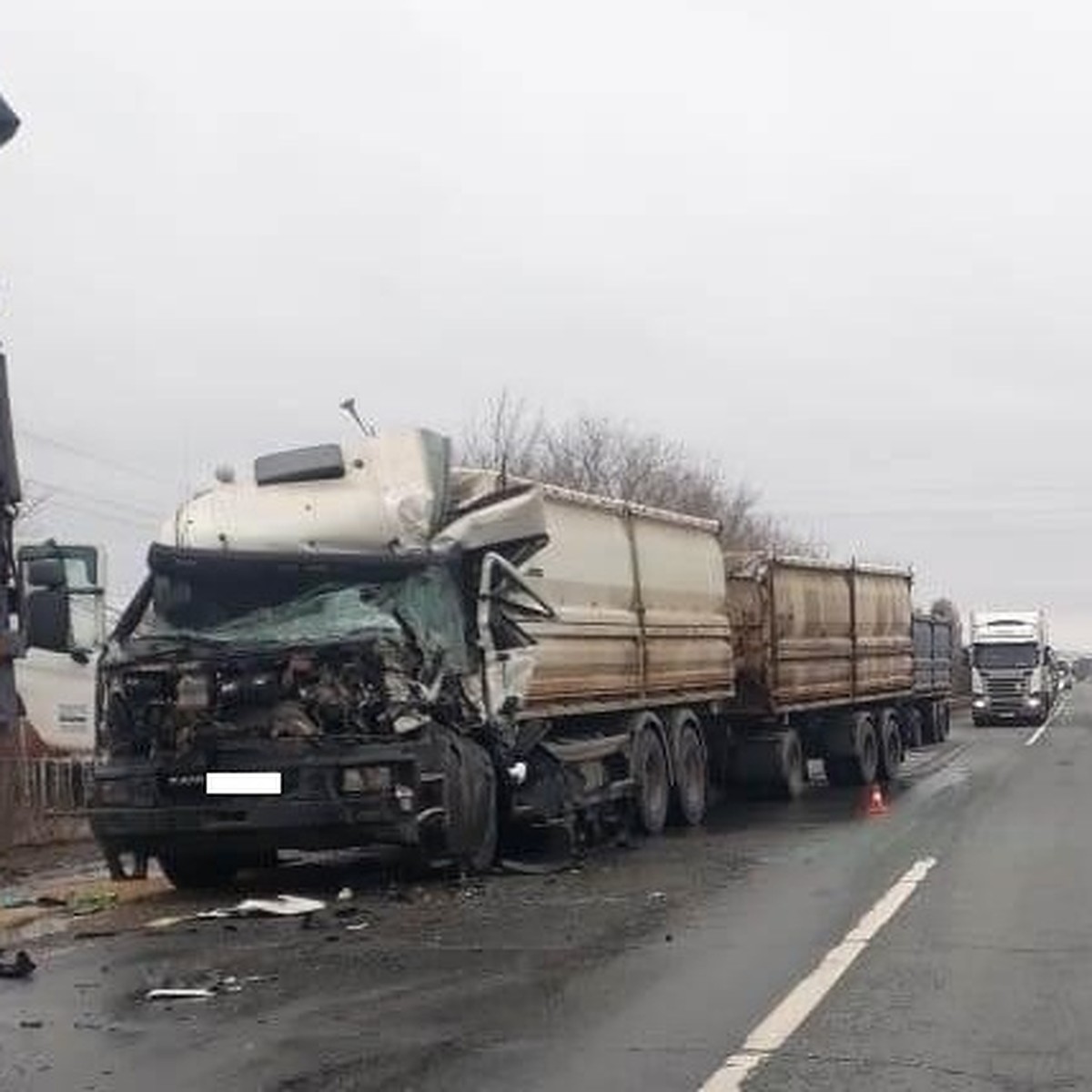 В Самарской области недалеко от поселка Алексеевка столкнулись фуры - KP.RU