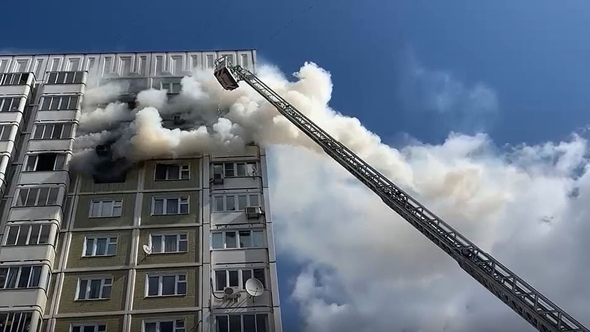 Маму с грудными детьми спасли во время пожара в многоэтажке в Южном Бутово  - KP.RU