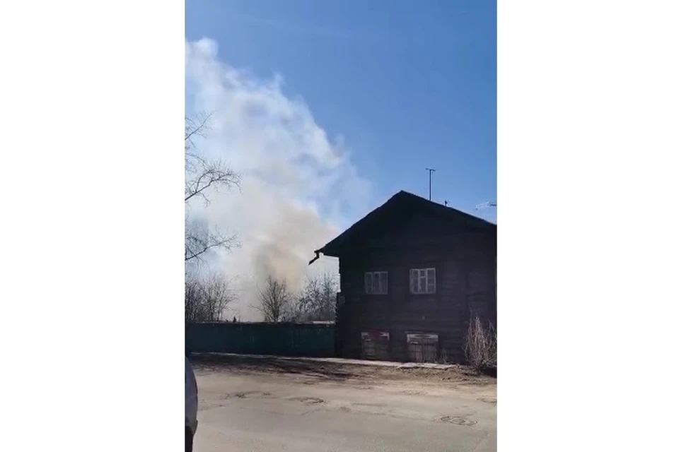Пожар возле Глазковского моста в Иркутске 11 апреля тушат спасатели