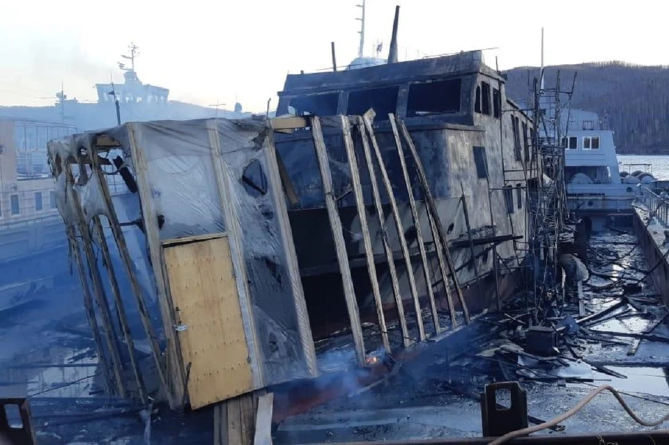 Два катера сгорели в поселке Никола Иркутского района 11 апреля
