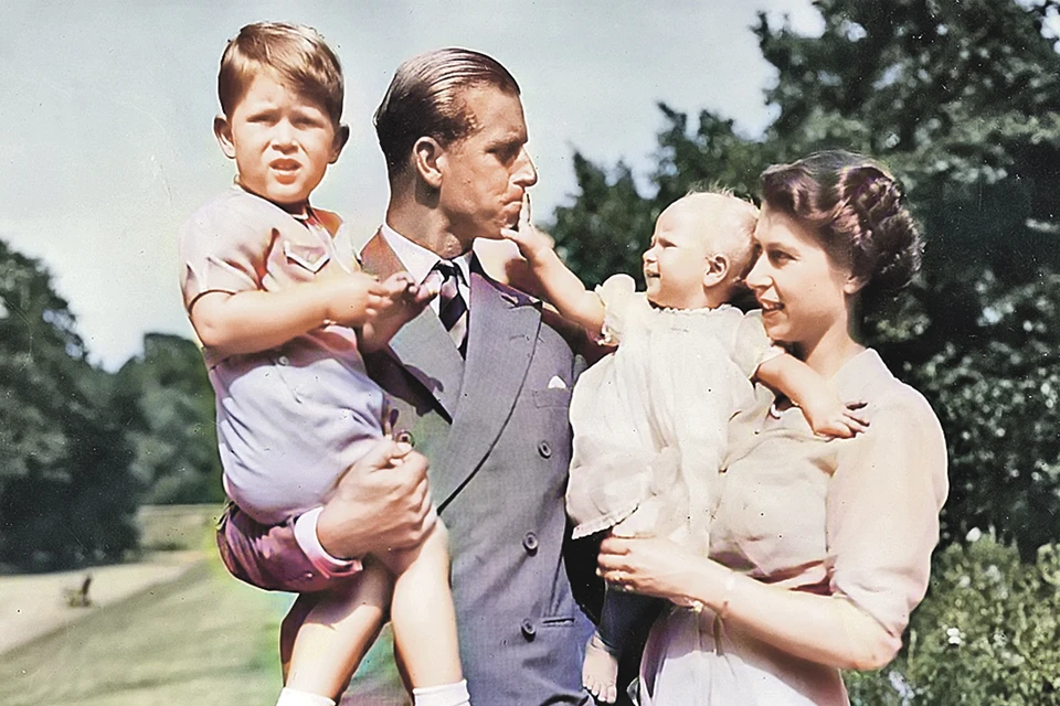 1951 год: на руках у молодых Елизаветы и Филиппа их дети - наследник британского престола принц Чарльз (на фото слева) и принцесса Анна.